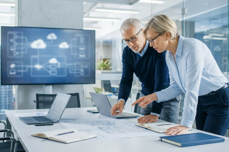 Face aux géants du SaaS, les challengers tech s'interrogent : faut-il bâtir son - externalisation informatique, déploiement C