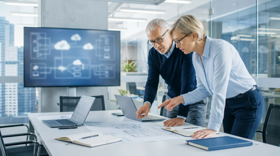 Face aux géants du SaaS, les challengers tech s'interrogent : faut-il bâtir son - externalisation informatique, déploiement C
