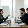 Retour d'expérience sur les 100 premiers jours de bascule stratégique d'un acteu - décision stratégique build vs buy, gouvern