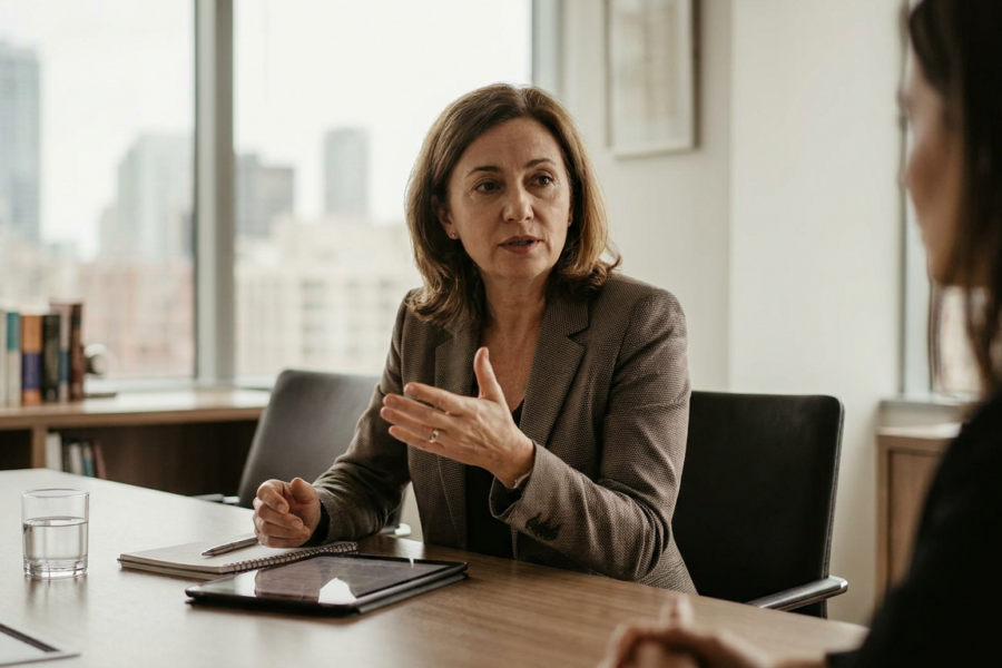 Interview exclusive de Maître Elena V., avocate spécialisée en droit du numériqu - jurisprudence saas 2027, responsabilité ia